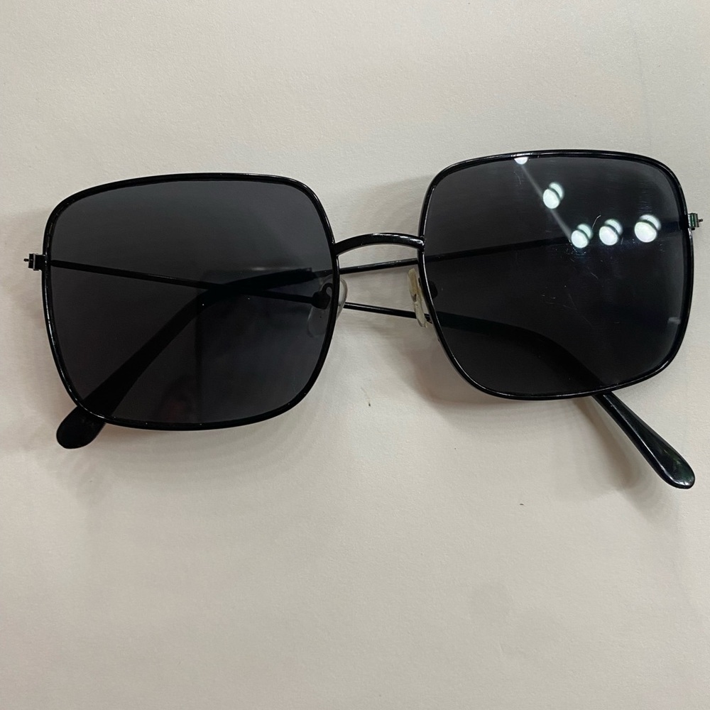 Black Oversized Square Sunglasses - Classic Women Accessories - Picture 5 of 7